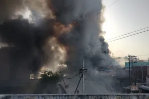 मुरादाबाद: गोदाम में लगी आग से चार किलोमीटर दूर तक दिख रहे थे धुएं के गुबार