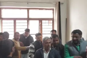 पीलीभीत: विरासत को लेकर हुए विवाद में लेखपाल की पिटाई, अधिवक्ता का आरोप- रिश्वत में मांगे पांच हजार रुपये