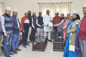 कासगंज: पुरानी पेंशन बहाली को लेकर अटेवा ने की सपा सांसद से मुलाकात