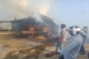 Bahraich fire incident :  तीन मकानों में लगी आग, लाखों की गृहस्थी जलकर राख : हादसे में तीन मवेशियों की हुई मौत