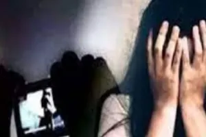 कानपुर में कपड़े बदलते समय बनाया अश्लील वीडियो...शादी से इंकार करने पर  किया ब्लैकमेल: अब मांग रहा इतने लाख रुपये