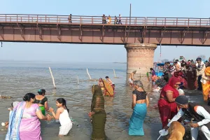 संभल: गंगा घाटों पर श्रद्धालुओं ने लगाई आस्था की डुबकी, गूंजे जयकारे 