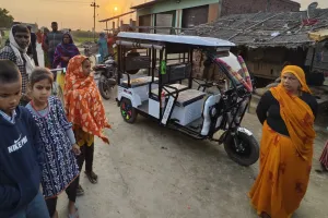 लखीमपुर खीरी: तेज रफ्तार ई-रिक्शा का कहर...टकराकर बुजुर्ग महिला की मौत