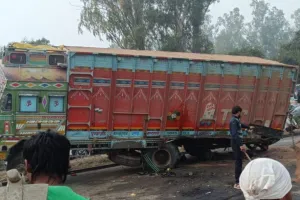 उन्नाव में ट्रक का टायर बदल रहे चालक व क्लीनर को डंपर ने रौंदा, दोनों की मौत; हादसे के बाद हाईवे पर लगा जाम