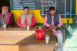 Ayodhya News : महाकुंभ के कारण दुकानों से उर्वरक गायब, एक बोरी यूरिया के लिए दर दर भटक रहे किसान