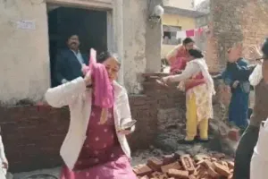 मुरादाबाद : हाईकोर्ट के आदेश पर एमडीए द्वारा बनाई गई दीवार लोगों ने गिराई, मधुबनी कालोनी में खुले अवैध रास्ते को कराया था बंद