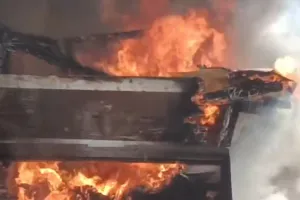 कानपुर में मछली बाजार के पास कबाड़ की दुकान में लगी भीषण आग: ऊंची-ऊंची लपटें उठती देख मची अफरातफरी, फायर ऑफिसर माैके पर...