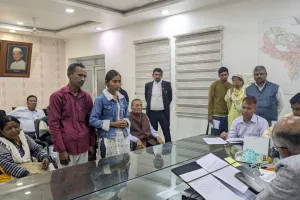 होनहार देवांशी के मंसूबों को जिलाधिकारी ने दी उड़ान; कानपुर में कोचिंग संचालक को फोन कर बोले- फीस हम देंगे 