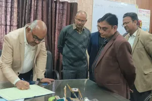 कानपुर में DM जितेंद्र प्रताप सिंह ने किया निरीक्षण: CMO समेत 34 कर्मचारी मिले अनुपस्थित, एक दिन का वेतन रोकने के दिए निर्देश