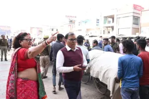 21 दिन पहले चले अभियान के बाद फिर हुआ कब्जा: कानपुर में महापौर ने बुलडोजर चलवाकर सामान कराया जब्त, पुलिस देख भागे दुकानदार