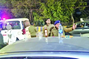 हल्द्वानीः कार के ऊपर बार, पुलिस ने किया गिरफ्तार 