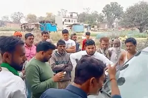 Barabanki News : जमीन पैमाइश कर लौट रही राजस्व टीम को किसानों ने रोककर किया हंगामा