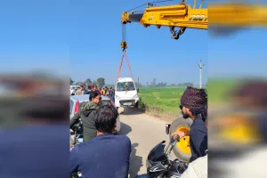 पीलीभीत: बेकाबू होकर खाई में पलटी कार, फरिश्ता बनकर आई पुलिस ने बचाई युवकों की जान