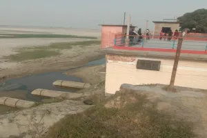 अयोध्या : कैनाल से दूर हुई घाघरा, सूख रही किसानों की फसल