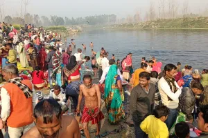 रामपुर: माघ पूर्णिमा पर हजारों श्रद्धालुओं ने लगाई आस्था की डुबकी