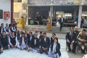 रामपुर : चैंबर तोड़े जाने के विरोध में अधिवक्ताओं का धरना जारी, पिछले दिनों डीएम को दिया था मुख्यमंत्री को संबोधित ज्ञापन