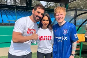 जॉन अब्राहम और एड शीरन ने खेला फुटबॉल मैच, बोले-कुछ लड़कों से हाई फाइव किया...