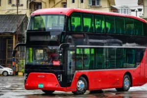 लखनऊ : 7 यात्रियों को लेकर जा रही डबल डेकर बस, नहीं मिल रहे यात्री