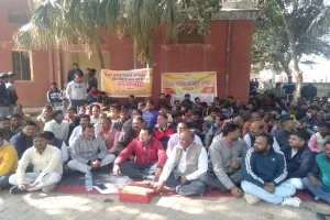 शाहजहांपुर: छंटनी के खिलाफ बिजली संविदा कर्मचारियों का एसई कार्यालय पर प्रदर्शन