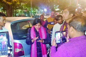 सड़क किनारे खुले में शराब पीने वालों पर नगर आयुक्त ने की कार्रवाई     