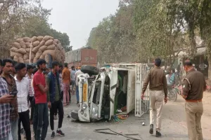 Overspeeding : आलू लदी ट्रैक्टर ट्राॅली से भिड़ी पिकअप, सड़क पर पलटी घंटो लगा जाम