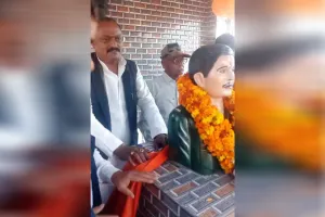 कासगंज: पुलवामा हमले में शहीद जवान विनय की प्रतिमा सांसद ने किया अनावरण 