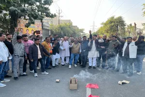 मुरादाबाद : दिल्ली विधानसभा चुनाव में प्रचंड जीत पर भाजपाइयों ने की आतिशबाजी, एक दूसरे को खिलाई मिठाई 