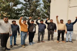 उत्पीड़न से परेशान गन्ना पर्यवेक्षक ने किया आत्महत्या का प्रयास, गंभीर हालत में अस्पताल में भर्ती, कर्मचारियों में आक्रोश 