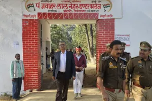 फर्रुखाबाद में यूपी बोर्ड परीक्षा केंद्र का डीएम-एसपी ने किया निरीक्षण, केंद्र व्यवस्था को दिए नकल विहीन परीक्षा कराने के निर्देश