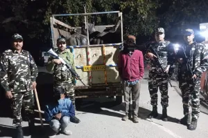 बनबसा में सशस्त्र सीमा बल ने दो पशु तस्करों को पकड़ा