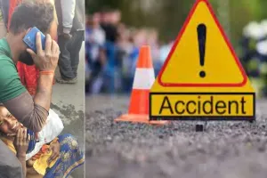 Raebareli News : ट्रैक्टर-ट्राॅली ने बाइक में मारी टक्कर, मां की गोद से सड़क पर गिरी बच्ची, मौत