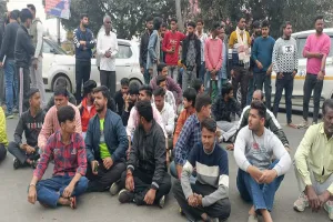 अमरोहा : छात्रा की बरामदगी के लिए बजरंग दल व परिजनों ने कोतवाली का किया घेराव...हसनपुर सीओ ने दिया आश्वासन 