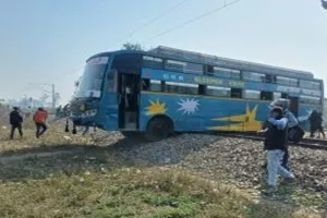 बदायूं: रेलवे लाइन पर झूलने लगी बस...क्रॉसिंग थी बंद तो पटरियों पर लेकर चढ़ा था चालक