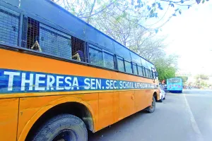 सड़क किनारे खड़ी बसें यातायात नियमों की उड़ा रहीं धज्जियां 