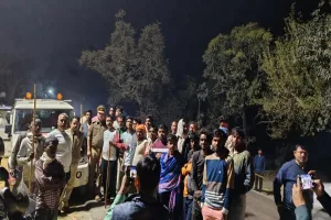 तेंदुए की तलाश : टॉर्च से ढूंढ़ रहे तेंदुआ, संसाधनों की कमी से जूझ रही टीम