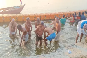 MahaKumbh 2025 : 30 निराश्रित वृद्धजनों ने संगम में लगाई डुबकी , समाज कल्याण मंत्री के निर्देश पर प्रयागराज भेजे गए आश्रम के वृद्ध