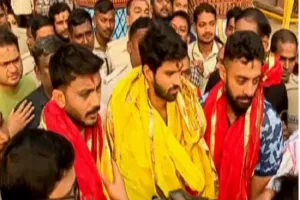 माथे पर तिलक, भगवा दुपट्टा...भगवान की शरण में टीम इंडिया के खिलाड़ी, जगन्नाथ पुरी धाम के किए दर्शन