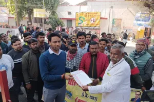 मुरादाबाद : वाल्मीकि समाज के लोगों को मंदिर में पूजा करने से रोकने के विरोध में किया प्रदर्शन, मुख्यमंत्री को भेजा ज्ञापन 