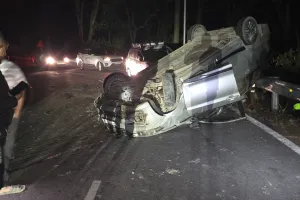 नैनीतालः मंगोली में पर्यटक वाहन का ब्रेक फेल, 8 घायल