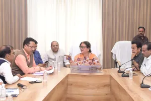 कानपुर में इस मामले में महापौर नाराज...बाबू को फटकार लगाते हुए हटाया: कुल इतने कर्मचारियों पर हुई कार्रवाई...