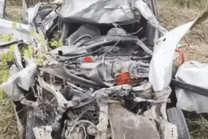 महाेबा में तेज रफ्तार कार ट्रक में घुसी; चार की मौत, वाहन के उड़े परखच्चे, प्रयागराज से कुंभ स्नान करके भोपाल जाते समय हुई घटना