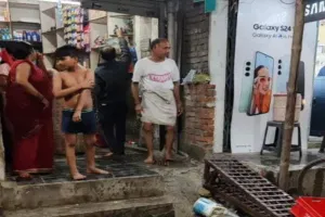 Prayagraj News :  दो पक्षों में मारपीट के बाद महिलाओं पर फेंका तेजाब : आधे घंटे तक सड़क पर होता रहा बवाल, तीन महिलाएं जख्मी