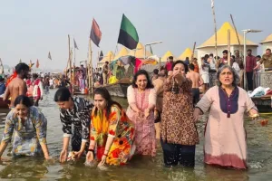 Maha Kumbh 2025 : मुख़्तार अब्बास नकवी की पत्नी सीमा नकवी ने किया संगम स्नान