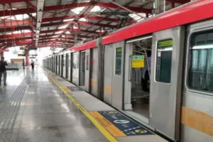 Lucknow News : लखनऊ मेट्रो सेवा की एक लाइन ठप, सैकड़ों यात्री परेशान, तकनीकी खराबी बनी वजह 