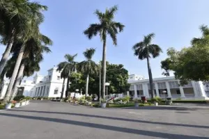  लखनऊ: राजभवन में रात्रिभोज, सत्ता-विपक्ष का दिखा आपसी सौहार्द