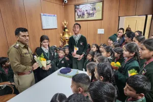 स्कूली बच्चों ने नजदीक से जानी पुलिस की कार्यप्रणाली