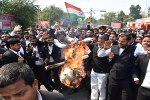 वकीलों का प्रदर्शन, पुतला फूंक लगाए मुर्दाबाद के नारे : ढाई घंटे प्रभावित रहा शहर का ट्रैफिक