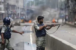 Bangladesh : वायुसेना केंद्र पर उपद्रवियों के हमले का सुरक्षा बलों ने दिया जवाब, एक की मौत...कई घायल 