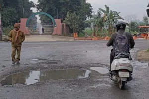 मुख्यमंत्री के सड़कों को गड्ढा मुक्त करने के निर्देश देने के बावजूद अधिकारी लापारवाह 