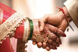 Rampur News : शादी की जिद पर अड़ी युवती, पंचायत ने मंदिर में कराए प्रेमी युगल के फेरे